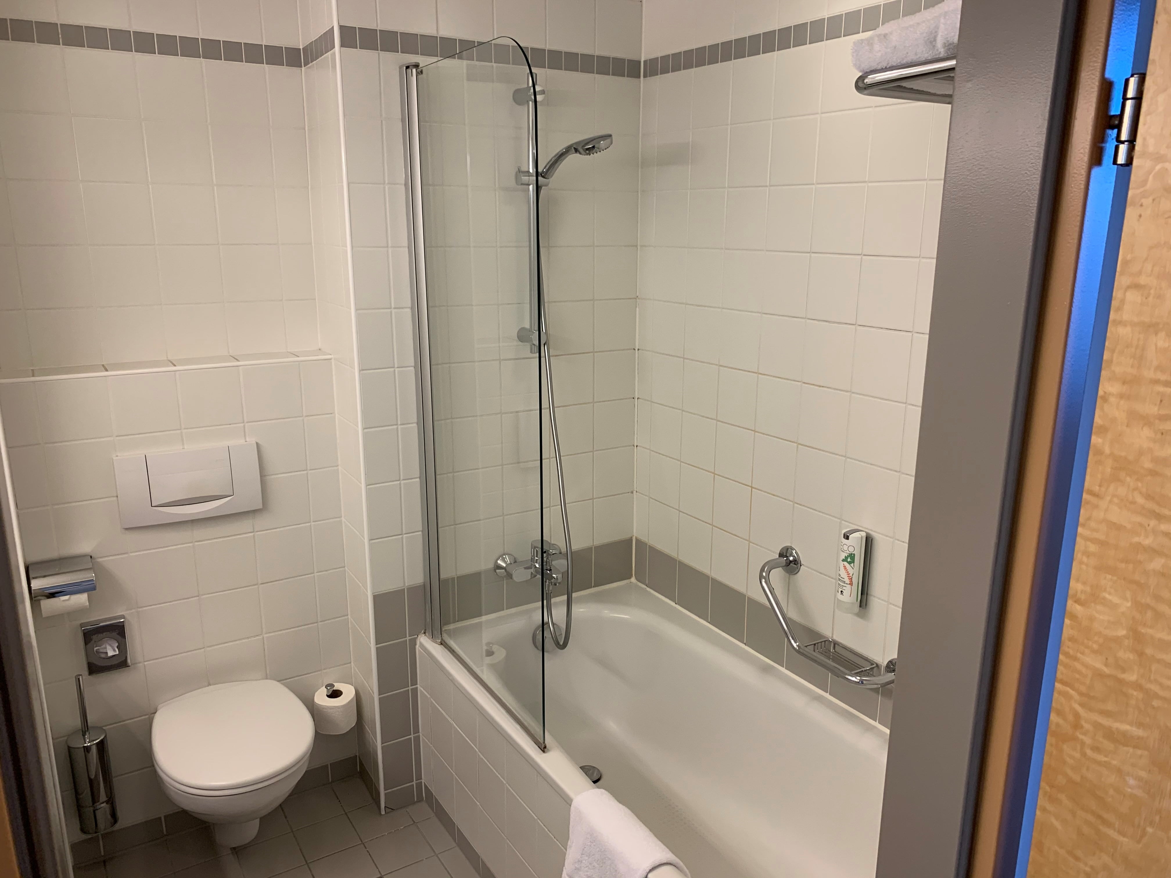 05-hotel-europa-bathroom1
