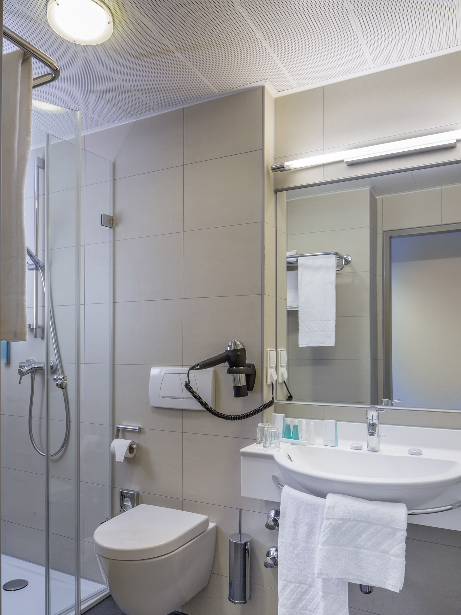 06-hotel-europa-bathroom2