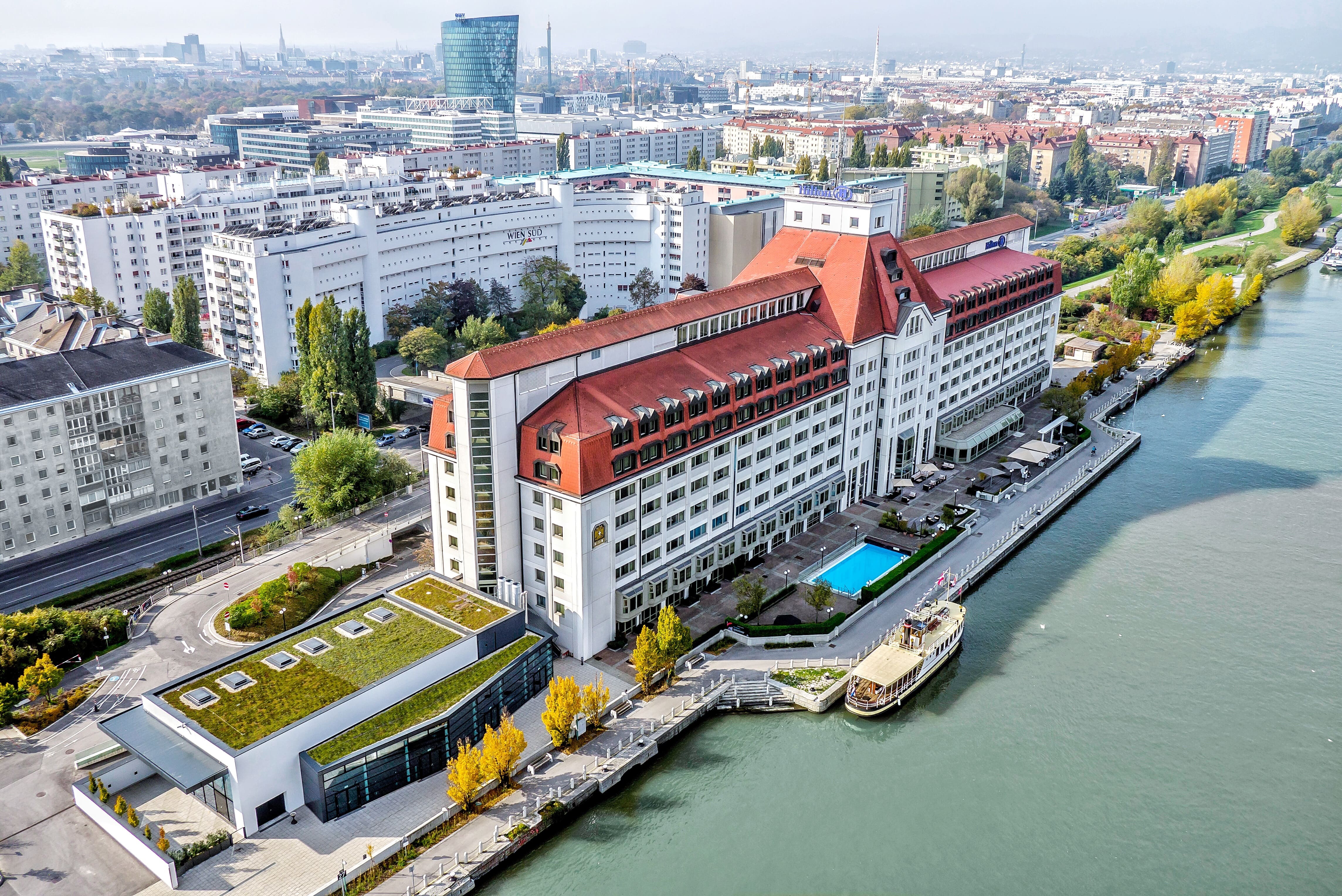 01-hilton-vienna-danube-waterfront-building