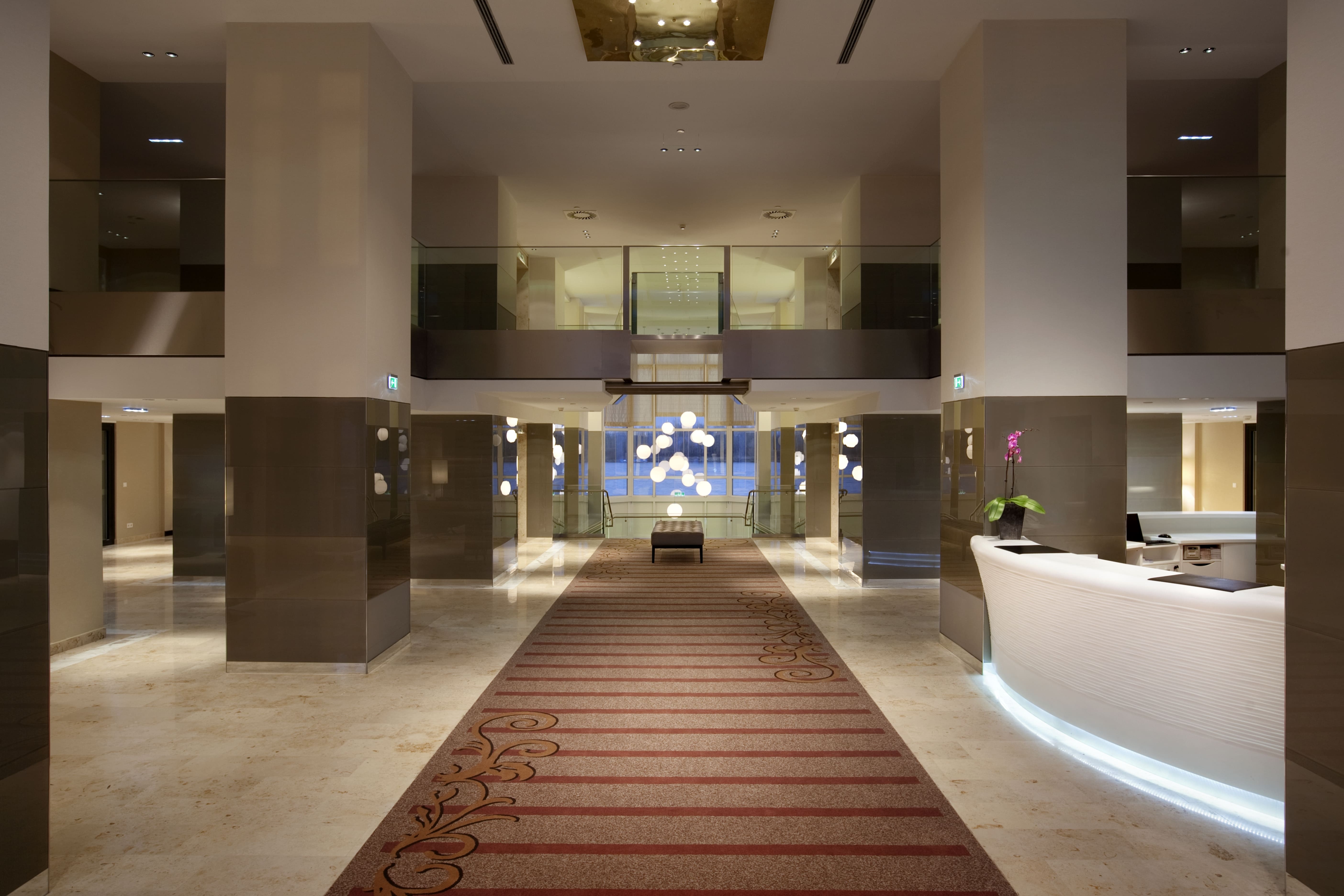 02-hilton-vienna-danube-waterfront-front-desk