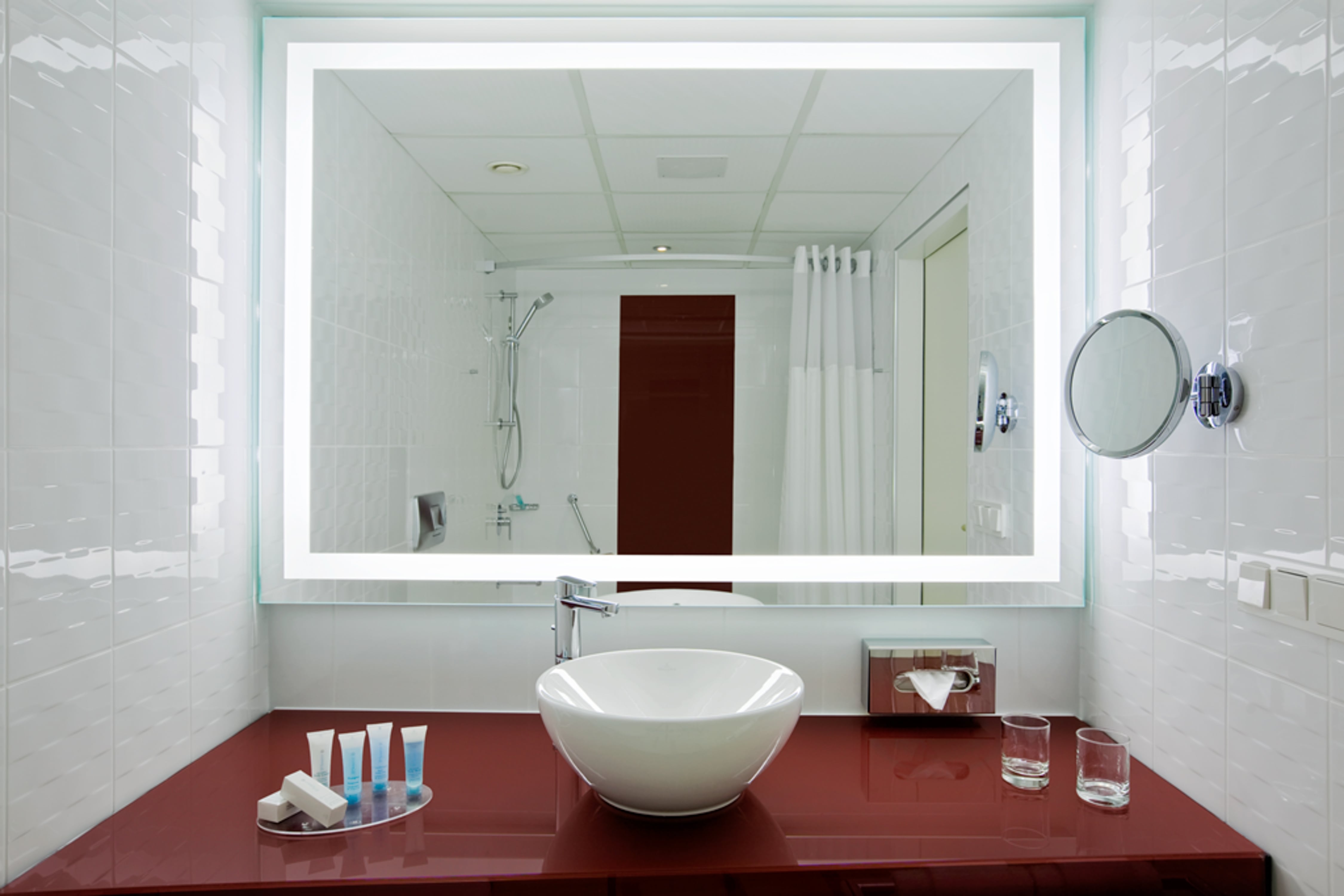 05-hilton-vienna-danube-waterfront-bathroom
