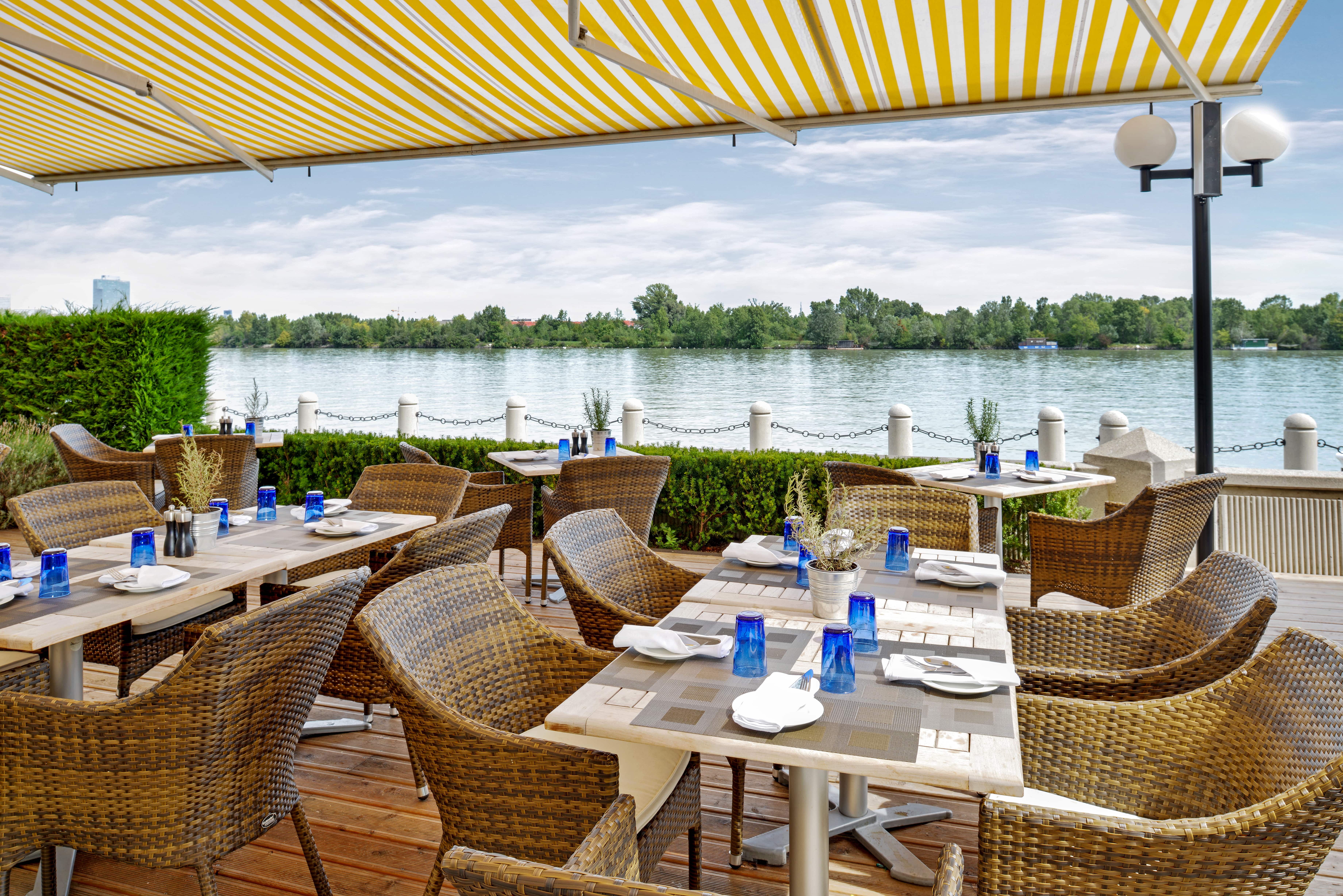 07-hilton-vienna-danube-waterfron-waterfront-kitchen-restaurant-terrace