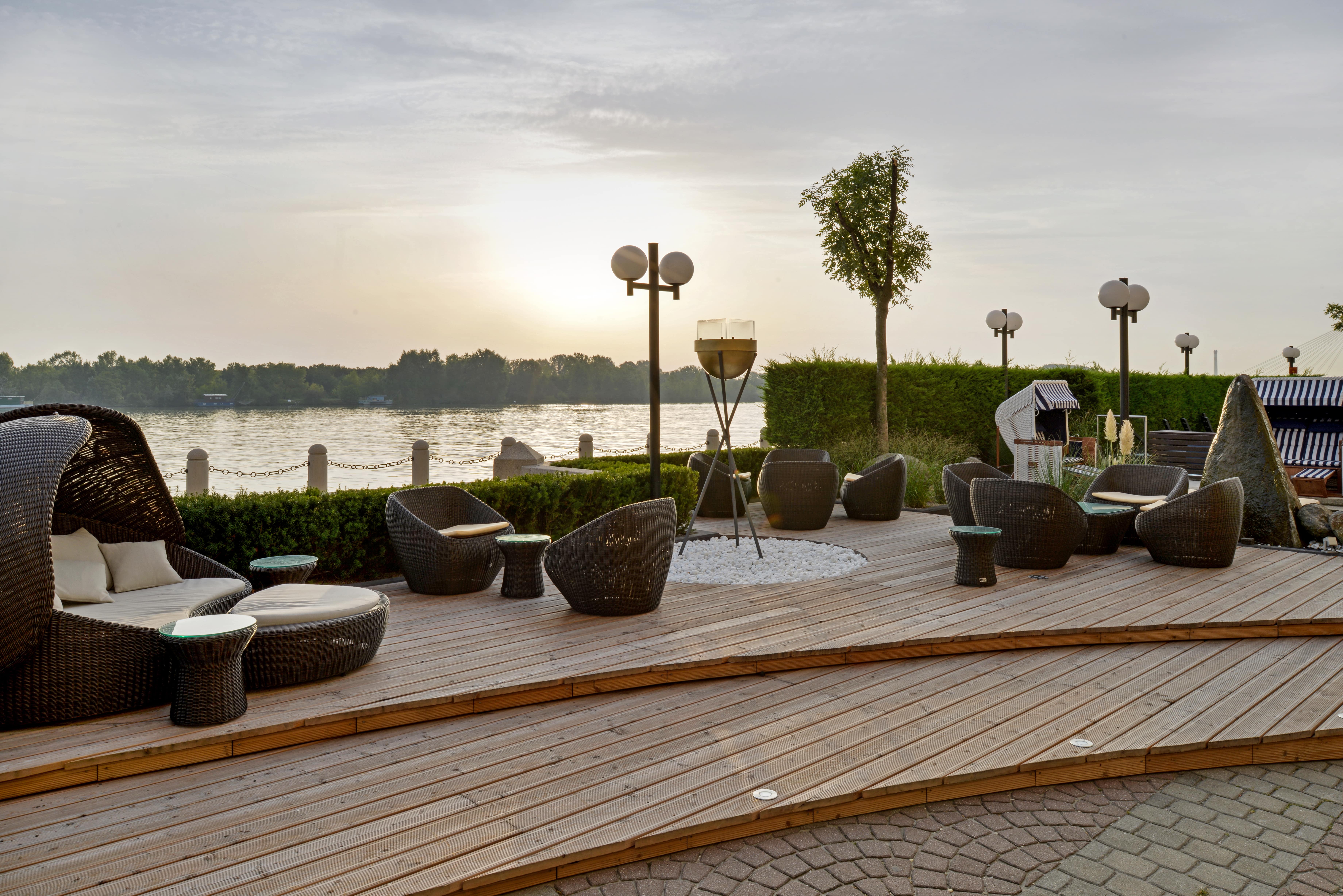 08-hilton-vienna-danube-waterfront-terrace-2