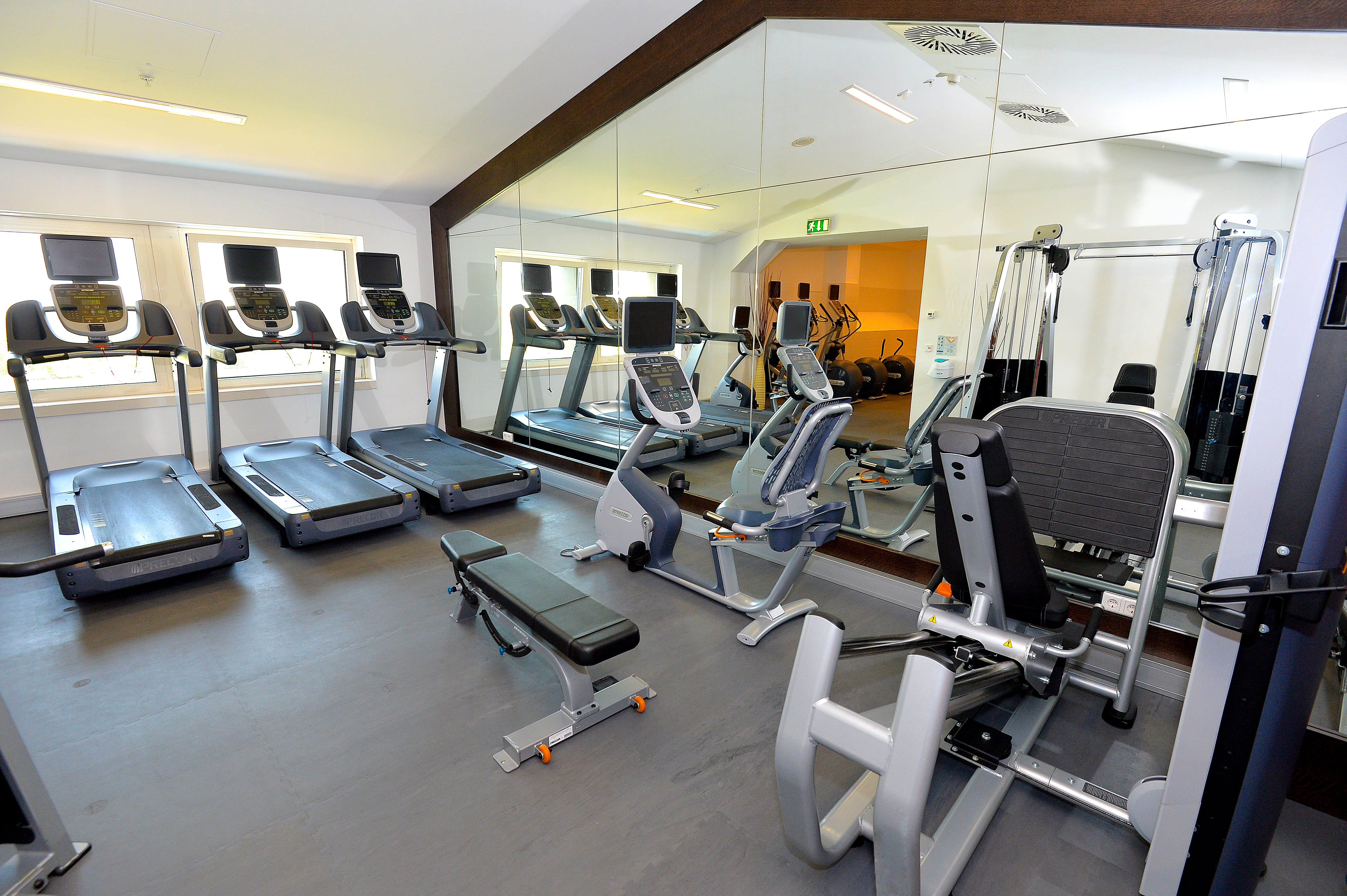 09-hilton-vienna-danube-waterfront-fitness