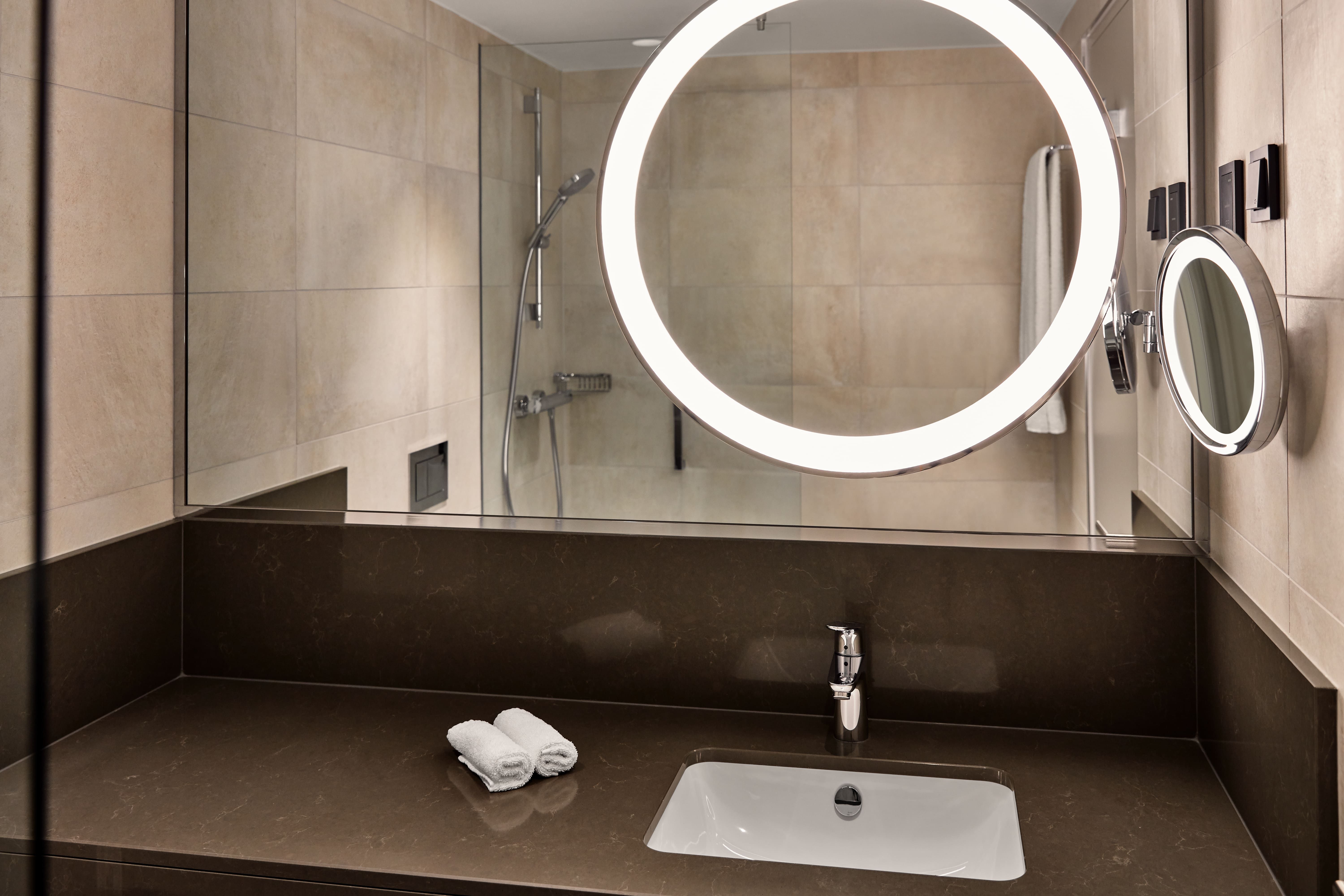 06-hilton-vienna-park-bathroom