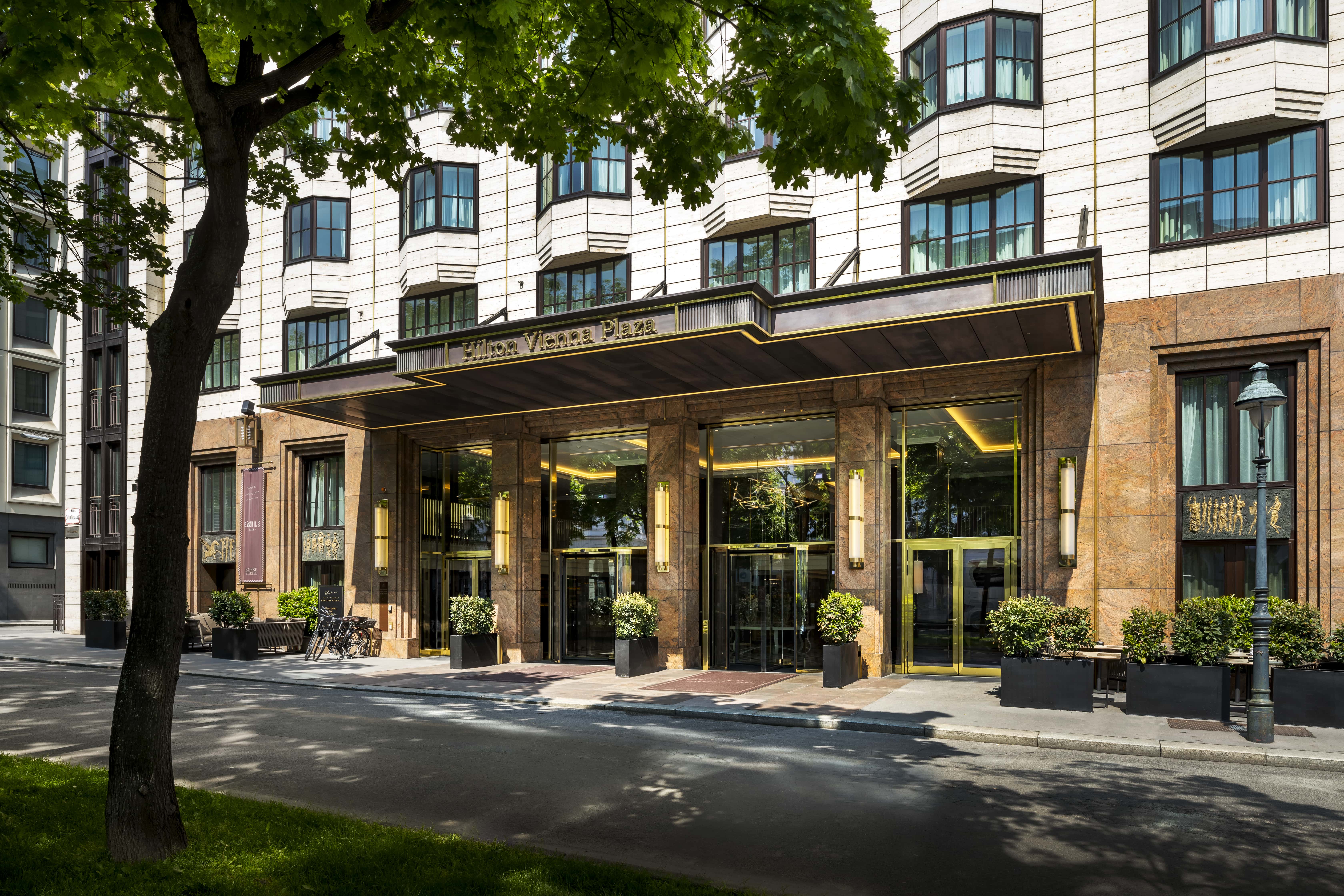 01-hilton-vienna-plaza-building