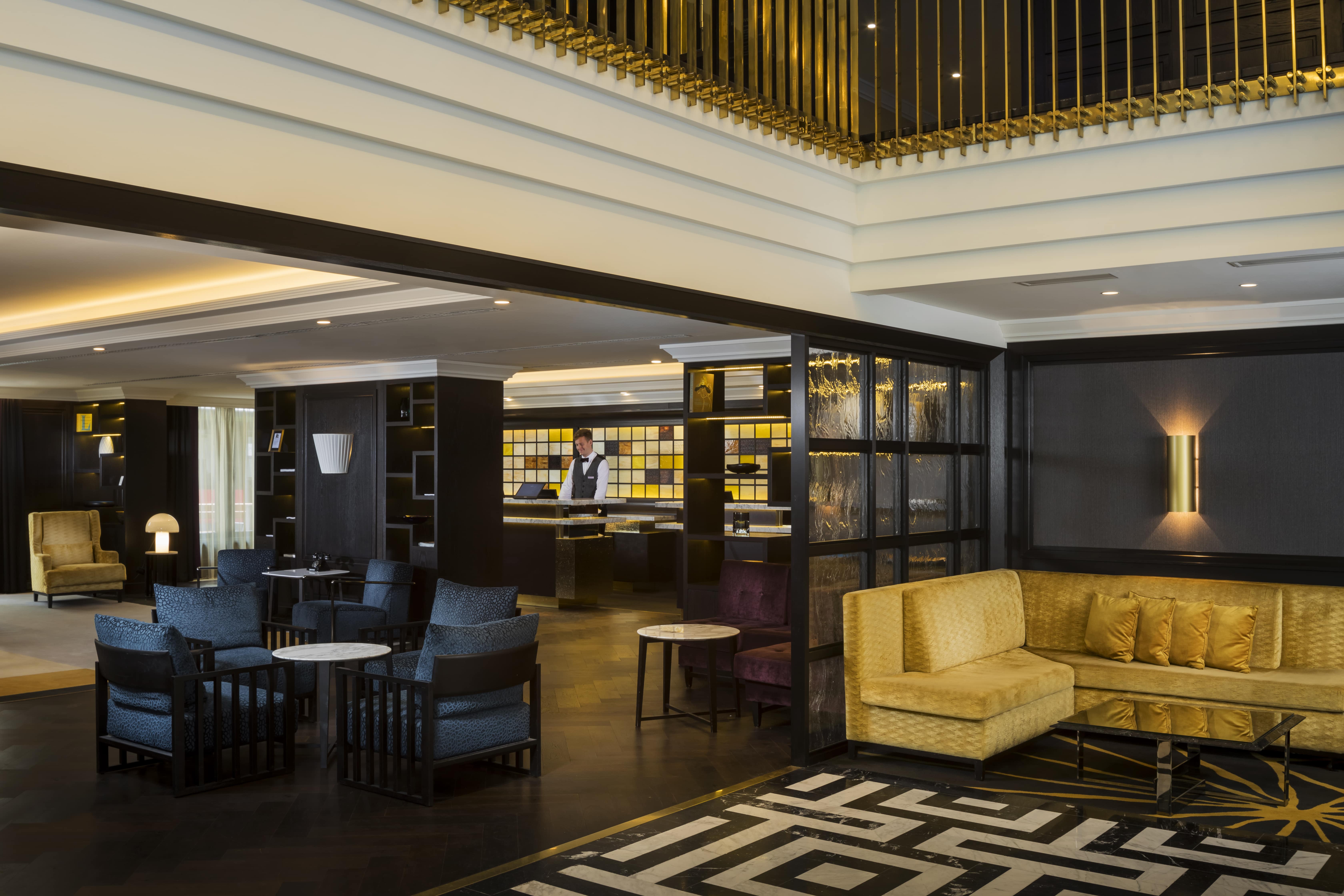 03-hilton-vienna-plaza-reception