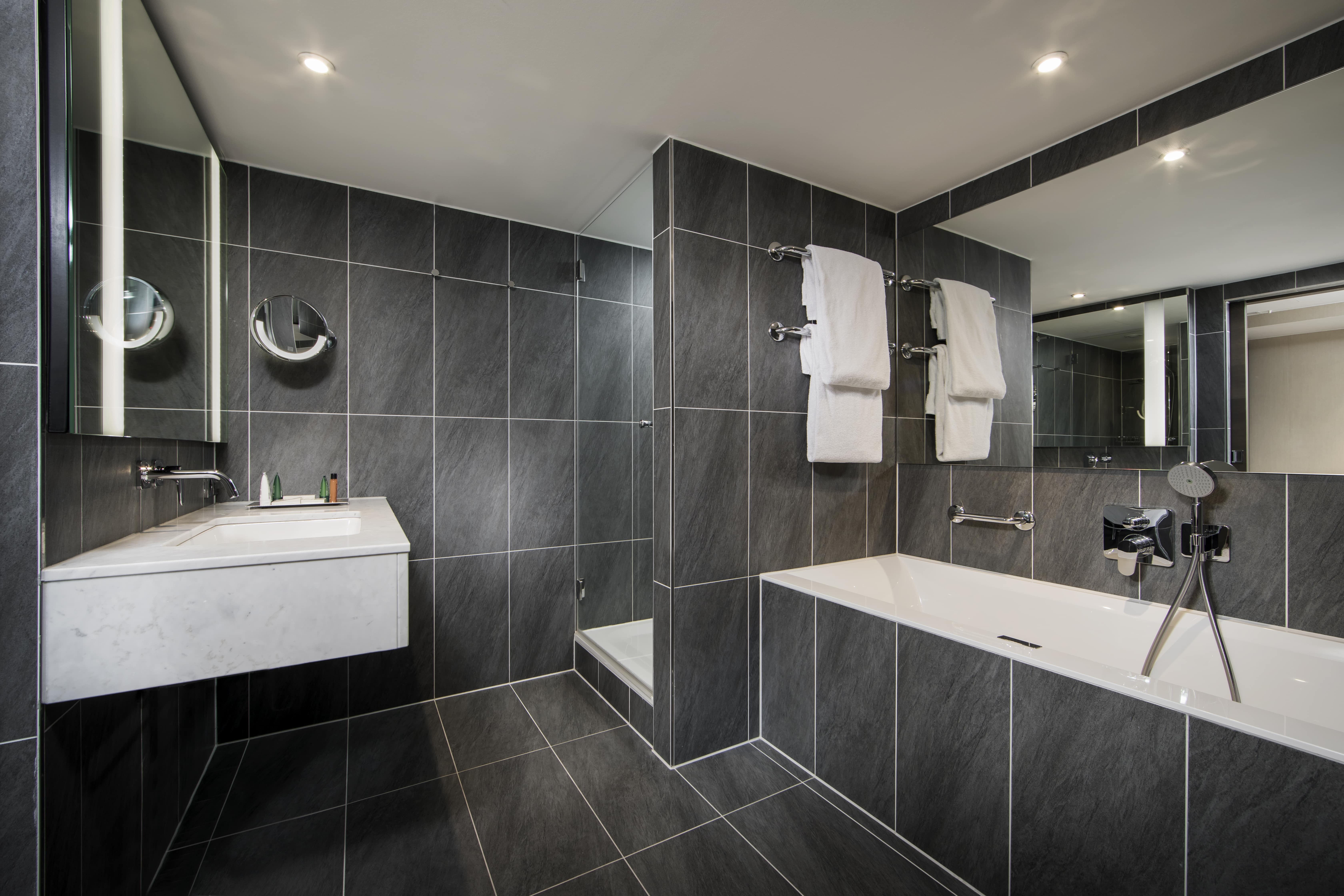 06-hilton-vienna-plaza-bathroom