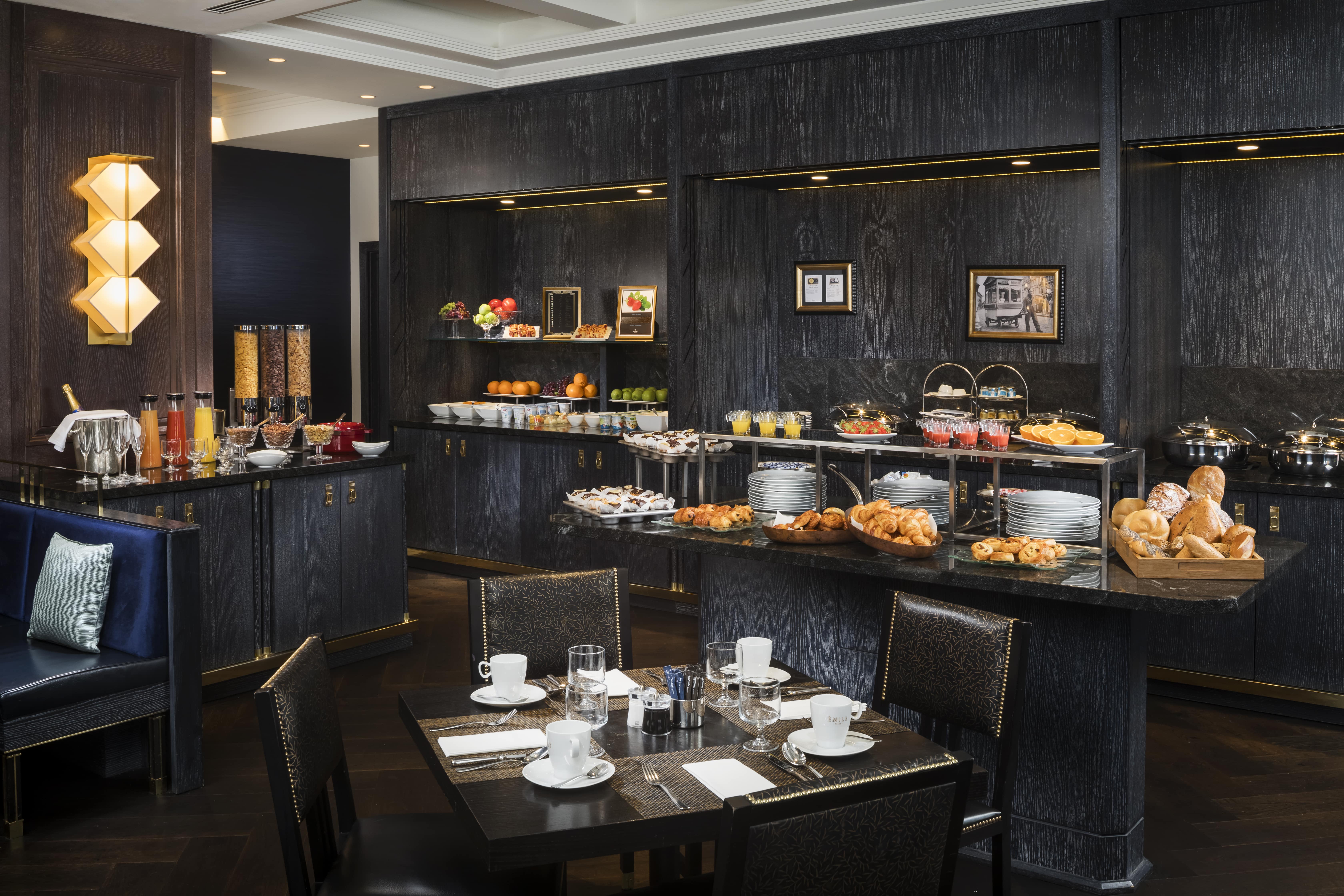 08-hilton-vienna-plaza-breakfast-buffet
