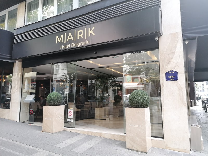 01-hotel-mark-entrance