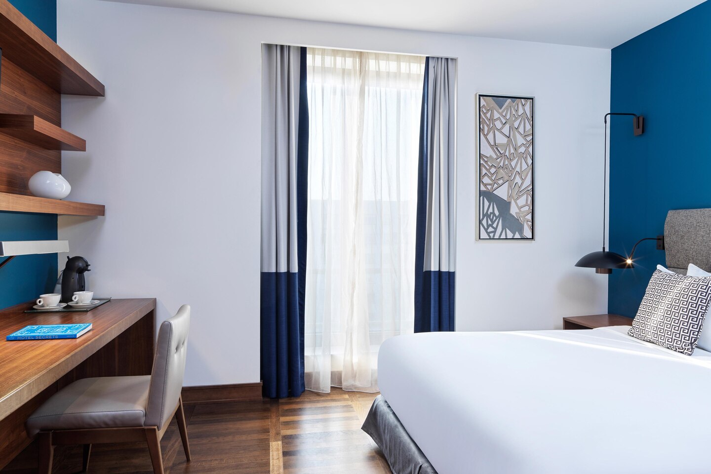 04-beglc-classic-guestroom-9693-hor-clsc