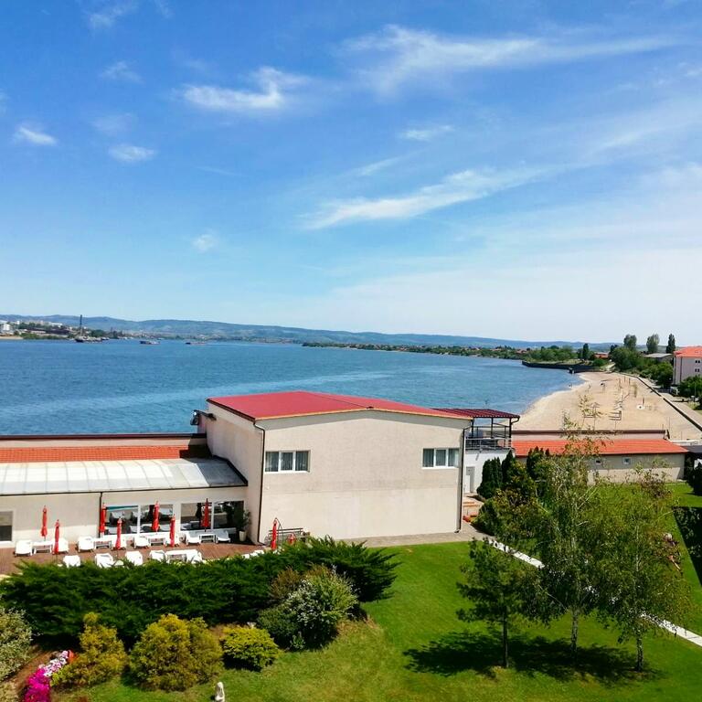 01-aquastar-building