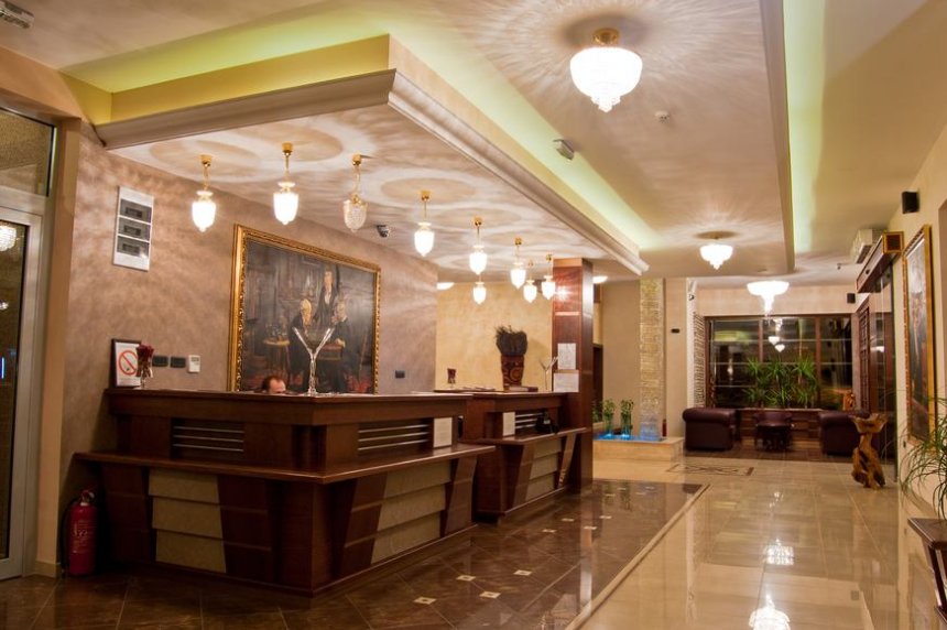 02-hill-lobby