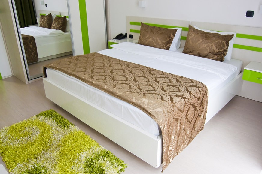 03-hill-room