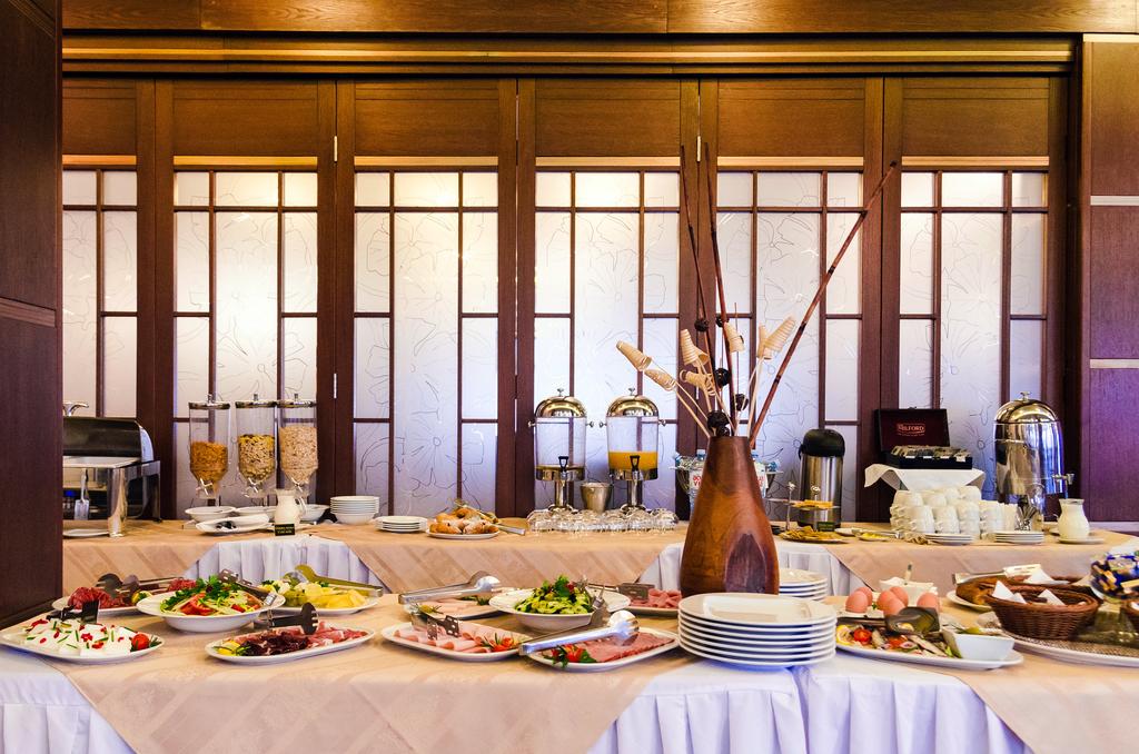 07-hill-restaurant2