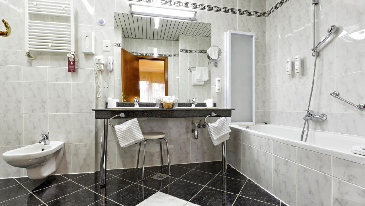 05-galleria-bathroom
