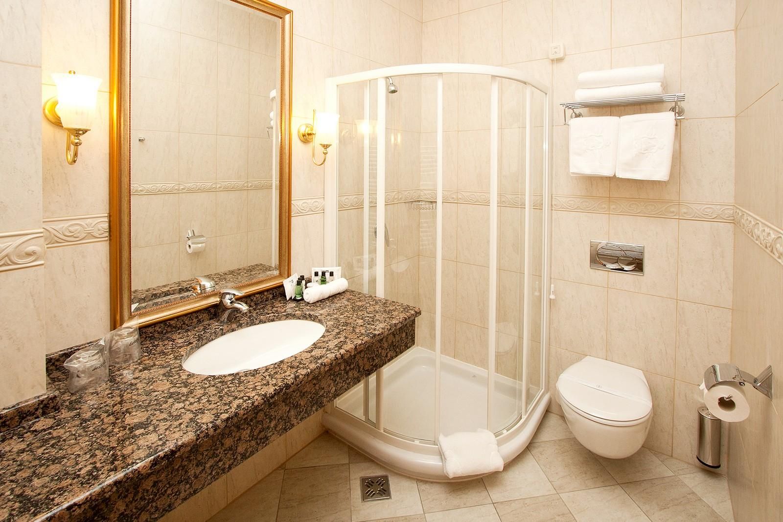 06-master-bathroom