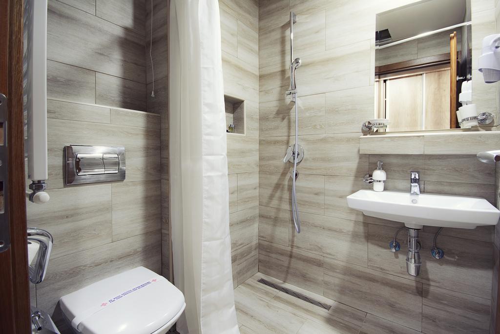 04-junior-bathroom