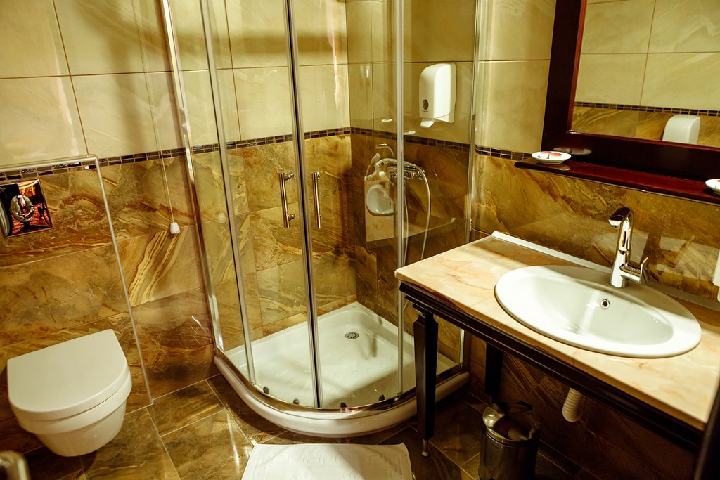 06-zlatnik-bathroom