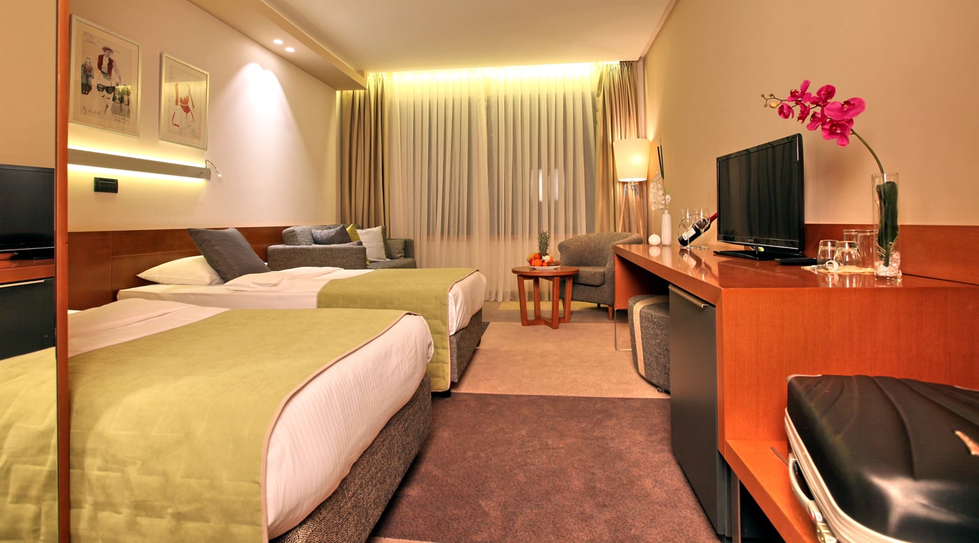 05-mona-room1