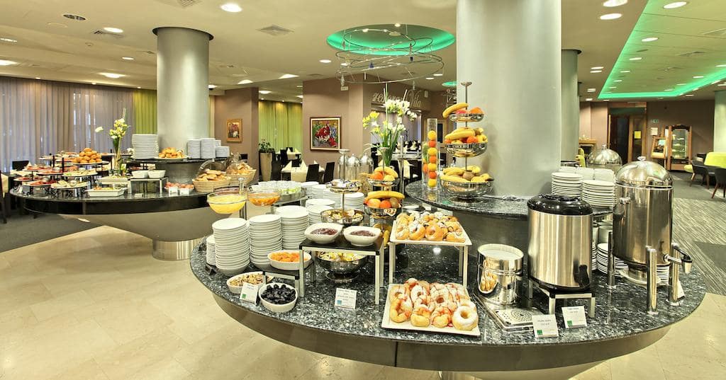 09-mona-breakfast