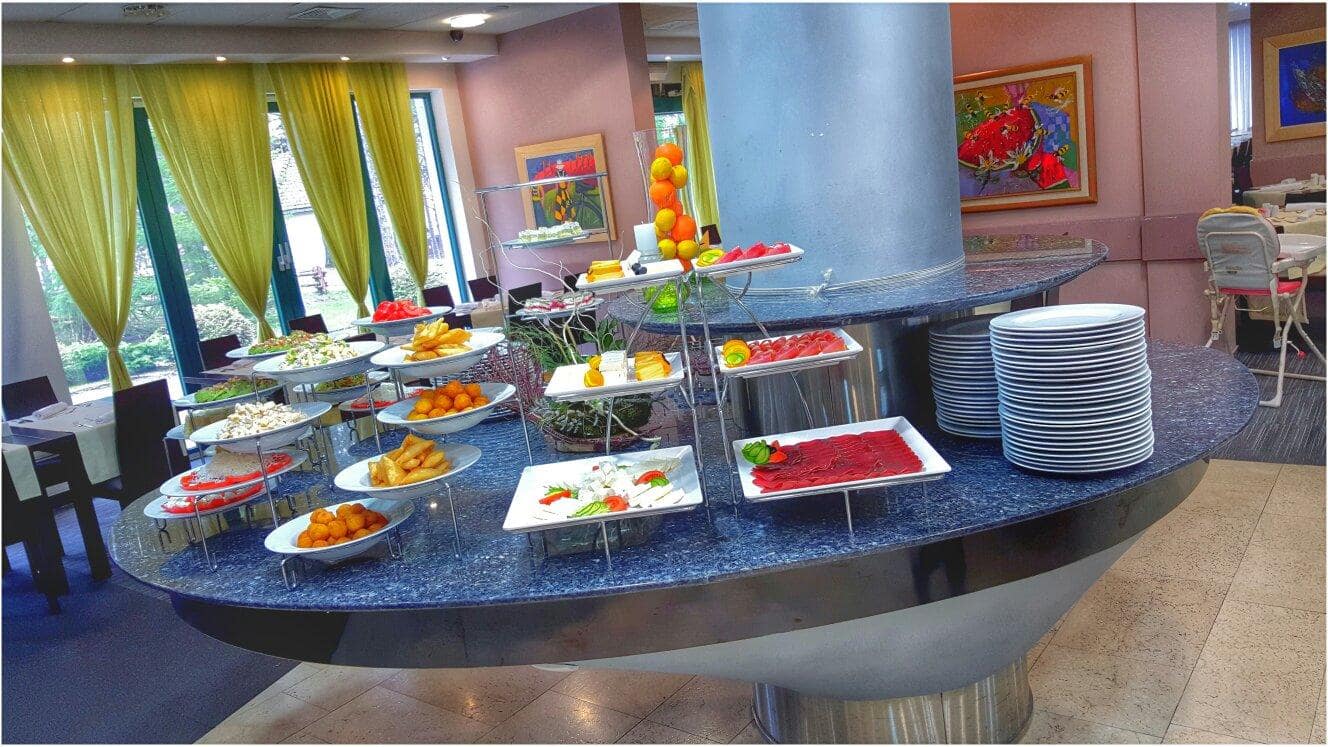 10-mona-breakfast2